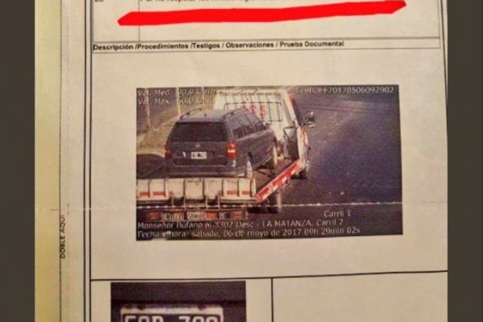 multado-exceso-velocidad-coche-sobre-grua