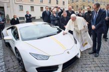 Sortean el Lamborghini Huracán RWD del Papa Francisco por una buena causa El Papa Francisco recibe un Lamborghini Huracán