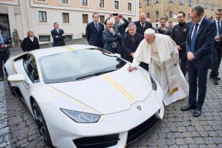 Sortean el Lamborghini Huracán RWD del Papa Francisco por una buena causa El Papa Francisco recibe un Lamborghini Huracán