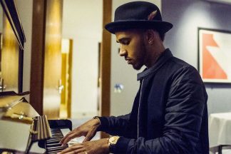 Lewis Hamilton toca ‘Someone Like You’ de Adele en el piano Lewis Hamilton tocando el piano