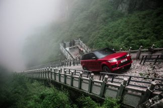 El Range Rover Sport P400e sube los 999 escalones de la Cueva de Tianmen El Range Rover Sport P400e sube los 999 escalones de la Cueva de Tianmen