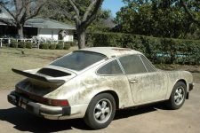 Porsche 911 S de 1976 cubierto de musgo