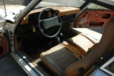 Porsche 911 S de 1976 cubierto de musgo