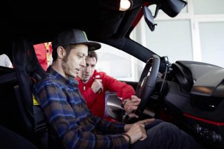 Valentino Rossi prueba el nuevo Ferrari 488 Pista