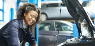 Estas averías en el coche las provocas tú mismo: "Te ahorrarás un buen dinero" Mecánica mirando averías en el motor