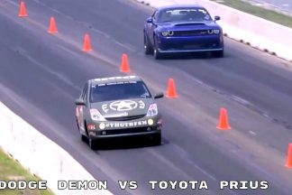 Un Toyota Prius le moja la oreja a un Dodge Challenger SRT Demon toyota-prius-vs-dodge-challenger-srt-demon