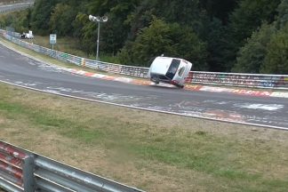 Salvada de locos de este Daihatsu en Nürburgring
