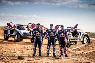 Carlos Sainz, Stéphane Peterhansel y Cyril Despres, en el Dakar 2019 con MINI Carlos Sainz, Stéphane Peterhansel y Cyril Despres MINI Dakar 2019