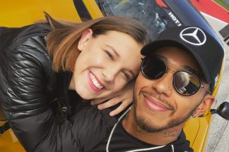 Lewis Hamilton pasea en un AMG GT R a Millie Bobby Brown, de Stranger Things