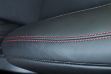 Maserati Quattroporte costuras rojas