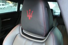 Maserati Quattroporte tridente reposacabezas