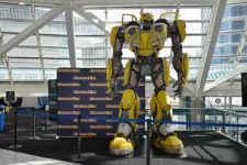 La nueva película 'Bumblebee' se estrena en diciembre en los EEUU y el Transformer no ha querido perderse el Salón.