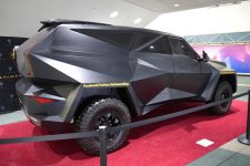 A pesar de su motor V10 6.8 de 400 CV, debido a su alto peso sólo alcanza los 140 km/h.