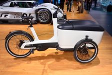 Tiene una capacidad de almacenamiento de 501 litros y puede soportar 210 kilogramos, incluido el ciclista.