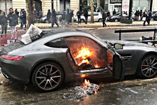 Los "chalecos amarillos" destrozan y queman coches de lujo