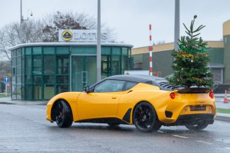 Vídeo: Lotus felicita las Navidades como se debe, ¡de lado!