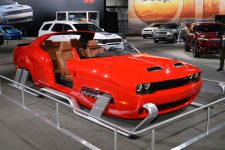 Papá Noel entregará más rápido los regalos con este trineo desarrollado sobre el Dodge Challenger SRT Hellcat Redeye.