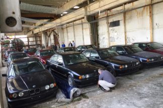 Aparecen almacenados once BMW Serie 5 E34 de 1994 sin estrenar 11 BMW Serie 5 E34 1994 nuevos
