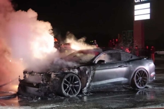Vídeo: un Ford Mustang es pasto de las llamas tras varios trompos Ford Mustang pasto llamas trompos