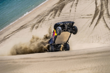 Vídeo: Nasser Al-Attiyah mete miedo a Jorge Lorenzo en las dunas