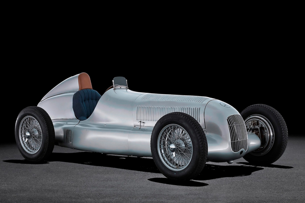 El porqué de la pintura plateada en los coches de competición de Mercedes