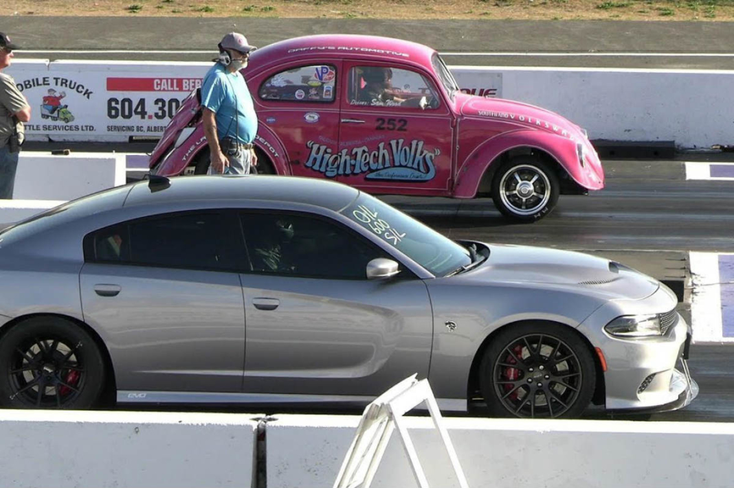 Dodge Charger contra VW Beetle