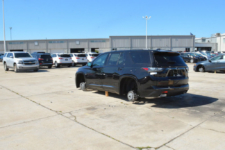 Roban 124 ruedas de un concesionario Chevrolet en una noche