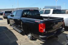 Roban 124 ruedas de un concesionario Chevrolet en una noche