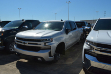 Roban 124 ruedas de un concesionario Chevrolet en una noche