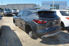 Roban 124 ruedas de un concesionario Chevrolet en una noche