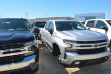 Roban 124 ruedas de un concesionario Chevrolet en una noche