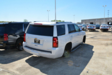 Roban 124 ruedas de un concesionario Chevrolet en una noche