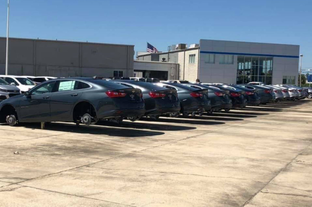 Roban 124 ruedas de un concesionario Chevrolet 9