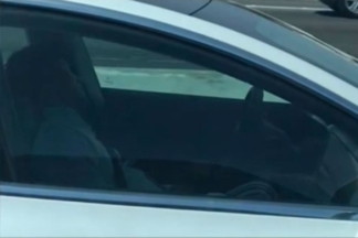 Vídeo: conductor de Tesla Model 3, durmiendo al volante con AutoPilot Tesla Model 3 durmiendo AutoPilot