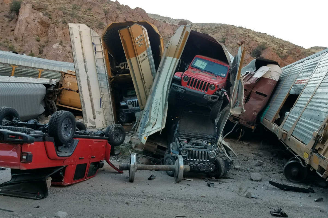 Descarrila un tren cargado de Jeep Gladiator