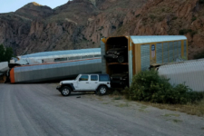 Descarrila un tren cargado de Jeep Gladiator