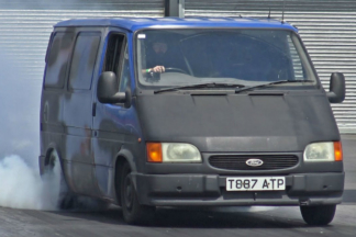 Vídeo: esta Ford Transit con motor Lexus V8 es toda una ‘sleeper’ de las ‘drag races’ Ford Transit
