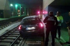 conductor-circula-vias-anden-estacion-tren-sevilla