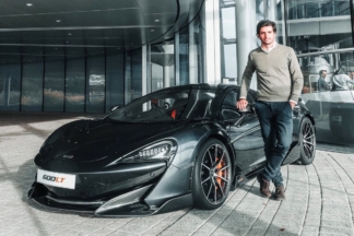 Carlos Sainz recibe un McLaren 600LT tras su primer podio en la F1 Carlos Sainz McLaren 600LT