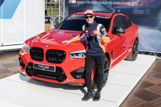 Marc Márquez gana el BMW M Award 2019 y consigue un BMW X4 M Competition Marc Márquez posando con su premio: un BMW X4 Competition