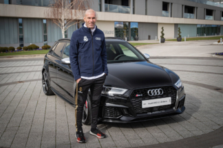 Los jugadores del Real Madrid reciben sus nuevos Audi para la temporada 2020 (listado) Zinedine Zidane con su Audi Real Madrid 2020