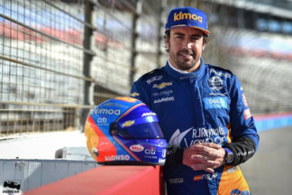 Fernando Alonso pone fecha a su posible vuelta a la Fórmula 1 Fernando Alonso posa con mono y casco