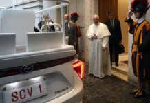 Los papamóvil más importantes e icónicos de la Historia: el papa Francisco, el más ecológico El papa Francisco con su papamóvil