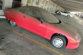 Aparece un rarísimo GM EV1 abandonado en un aparcamiento GM EV1 abandonado