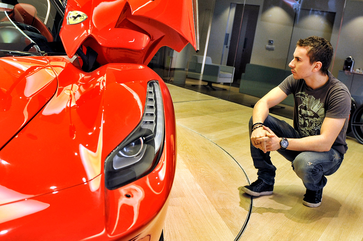 Jorge Lorenzo mirando uno de sus coches: el Ferrari LaFerrari