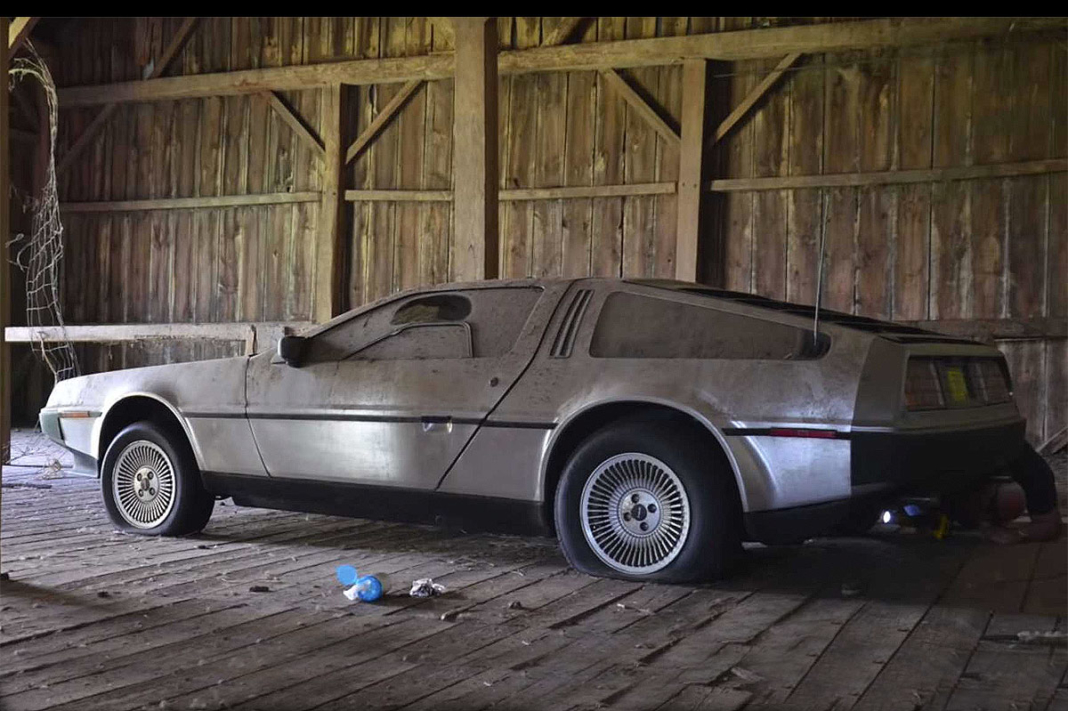 DeLorean abandonado