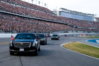 Vídeo: Donald Trump recorre el circuito de las 500 Millas de Daytona en su 'The Beast'