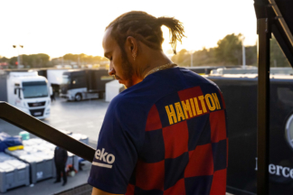 Lewis Hamilton se decanta por el FC Barcelona en El Clásico Lewis Hamilton con la camiseta del FC Barcelona