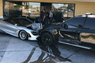 Un BMW X5 choca contra un McLaren 720S en la puerta de un concesionario BMW X5 choca contra un McLaren 720S