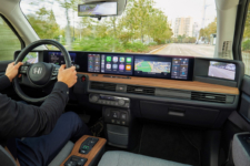 Hasta seis pantallas componen el puesto de conducción del Honda e.